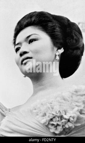 Imelda Marcos nel settembre 1966, in visita di stato con suo marito presidente Ferdinando Marcos delle Filippine, la Casa Bianca a Washington DC Foto Stock