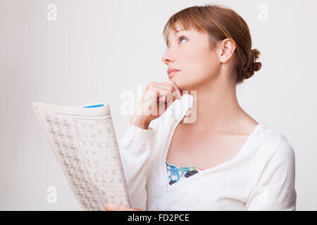 Donna facendo cruciverba Foto Stock