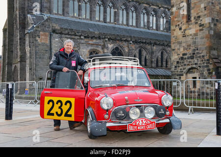 Paisley, Regno Unito. 27 gennaio, 2016. Più di 90 mondiale rally e classic cars ha iniziato la 84ma Rallye Montecarlo da Paisley vicino a Glasgow in gara la 2688 chilometri a Monte Carlo nel sud della Francia. Nonostante la forte pioggia e forte vento, migliaia di spettatori si è rivelato per allietare off le vetture Credito: Findlay/Alamy Live News Foto Stock