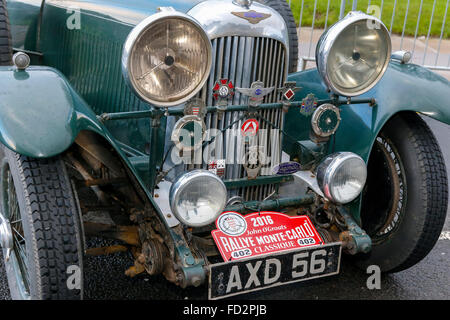 Paisley, Regno Unito. 27 gennaio, 2016. Più di 90 mondiale rally e classic cars ha iniziato la 84ma Rallye Montecarlo da Paisley vicino a Glasgow in gara la 2688 chilometri a Monte Carlo nel sud della Francia. Nonostante la forte pioggia e forte vento, migliaia di spettatori si è rivelato per allietare off le vetture Credito: Findlay/Alamy Live News Foto Stock