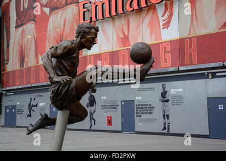 Statua di ex arsenale olandese star player Dennis Bergkamp all'Emirates Stadium di Londra Foto Stock