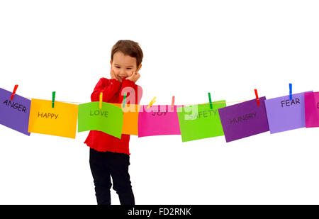 Bambina appendere i suoi sentimenti su una fune Foto Stock