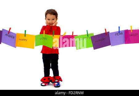 Bambina appendere i suoi sentimenti su una fune Foto Stock