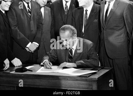 Lyndon B Johnson, il 36° presidente degli Stati Uniti, firmando il Civil Rights Act del 1968, 11 aprile 1968 Foto Stock