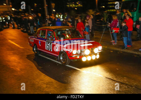 Paisley, Regno Unito. 27 gennaio, 2016. Più di 90 mondiale rally e classic cars ha iniziato la 84ma Rallye Montecarlo da Paisley vicino a Glasgow in gara la 2688 chilometri a Monte Carlo nel sud della Francia. Nonostante la forte pioggia e forte vento, migliaia di spettatori si è rivelato per allietare off le vetture Credito: Findlay/Alamy Live News Foto Stock