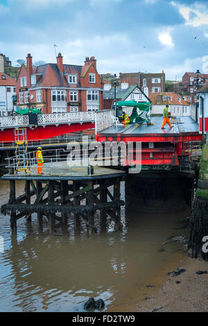 Whitby ponte girevole chiuso al traffico mentre le riparazioni al ponte e parapetti sono effettuati Foto Stock