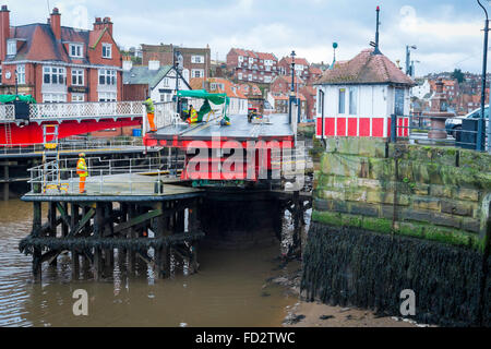 Whitby ponte girevole chiuso al traffico mentre le riparazioni al ponte e parapetti sono effettuati Foto Stock