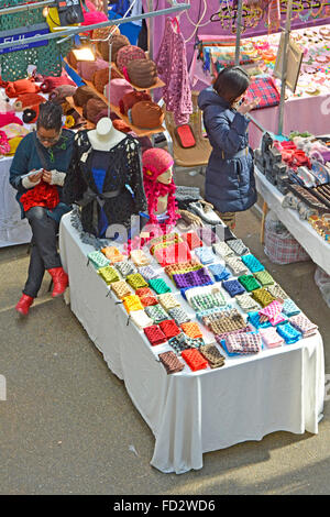 Guardando verso il basso sulle bancarelle nel vecchio Spitalfields mercato coperto a Londra Foto Stock