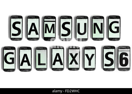 Samsung Galaxy S6 scritto sugli schermi di smartphone fotografati contro uno sfondo bianco. Foto Stock