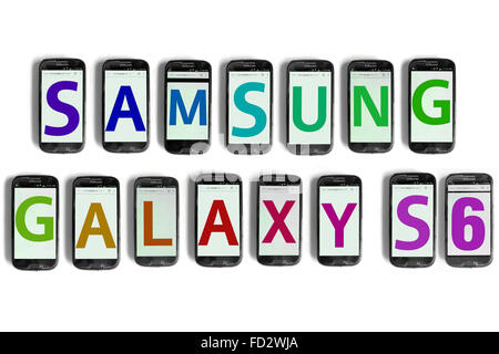 Samsung Galaxy S6 scritto sugli schermi di smartphone fotografati contro uno sfondo bianco. Foto Stock