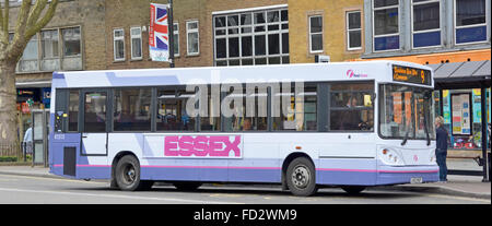 Single decker presso la fermata degli autobus in Brentwood Hight Street azionato dal primo 'Essex' bus company Foto Stock