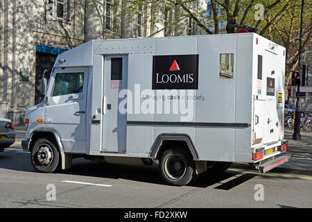 Vista laterale della Loomis Cash & Valuables Transport business Company operating high Security blinded van London England UK Foto Stock