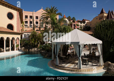 Piscina presso il Gran Hotel Bahia del Duque a Costa Adeje a Tenerife, Spagna. Foto Stock