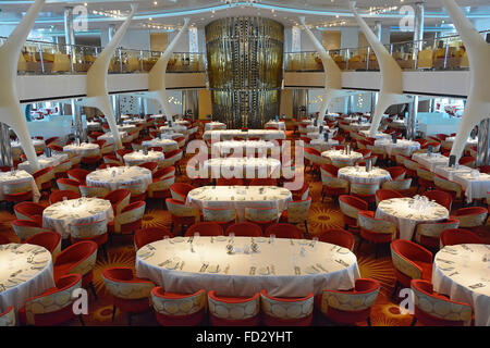 Vista interna del design del lussuoso ristorante, posto a tavoli e sedie, preparato per la sera di una cena raffinata nel Mar Mediterraneo Foto Stock