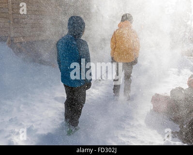 Lavori di soffiaggio della neve in arrivo da elicottero usato per il trasporto di paese indietro agli sciatori di montaggio remoto Carlyle Lodge; B. Columbia; Canada Foto Stock