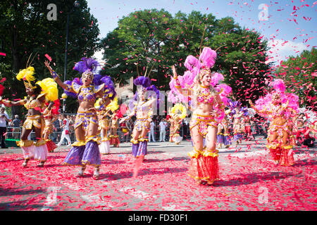 Ballerini da Paraiso Scuola di Samba, carnevale di Notting Hill 2013 Foto Stock