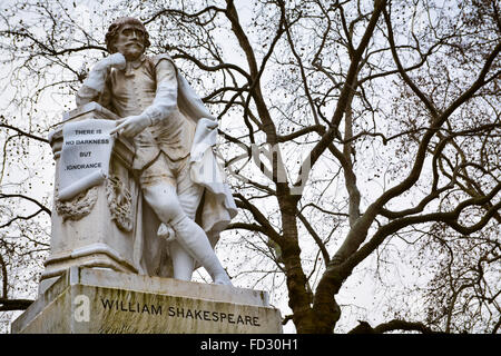 Basso angolo vista della statua di Shakespeare a Park contro Tree Foto Stock