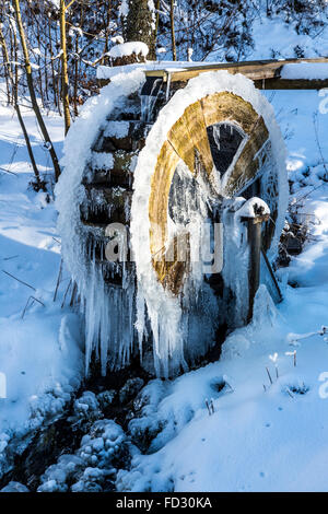 Ruota di acqua di legno, congelate, sculture di ghiaccio, ghiaccioli lungo la ruota, area di Sauerland, Germania Foto Stock