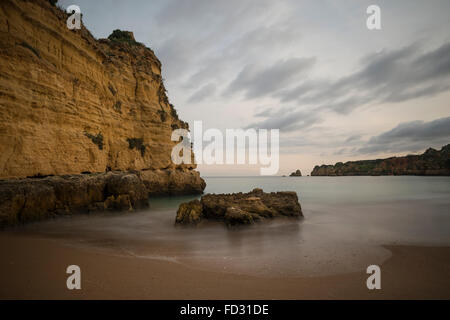 Spettacolari formazioni rocciose sulla spiaggia di Praia Dona Ana in Lagos in Algarve distretto del Portogallo Foto Stock