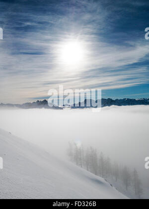 Vista invernale di Selkirk montagne vicino a montaggio remoto Carlyle Lodge; British Columbia; Canada Foto Stock