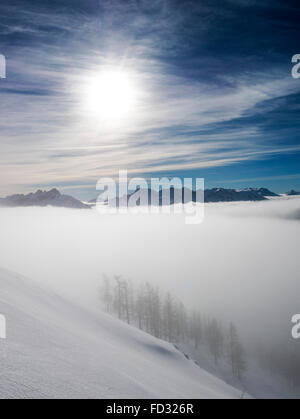 Vista invernale di Selkirk montagne vicino a montaggio remoto Carlyle Lodge; British Columbia; Canada Foto Stock