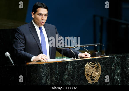 (160127) -- NEW YORK, Gennaio 27, 2016 (Xinhua) -- Danny Danon, Rappresentante permanente di Israele presso le Nazioni Unite, indirizzi il memoriale dell'Olocausto cerimonia in occasione della Giornata Internazionale di commemorazione in memoria delle vittime dell'Olocausto, presso la sede delle Nazioni Unite a New York, 27 gennaio, 2016. Le Nazioni Unite hanno tenuto un olocausto cerimonia commemorativa in occasione della Giornata Internazionale di commemorazione in memoria delle vittime della Shoah sul tema "L'Olocausto e dignità umana" presso la sua sede di New York di mercoledì. (Xinhua/Li Muzi) Foto Stock