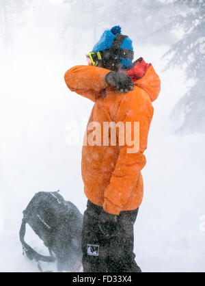 Lavori di soffiaggio della neve in arrivo da elicottero usato per il trasporto di paese indietro agli sciatori di montaggio remoto Carlyle Lodge; B. Columbia; Canada Foto Stock