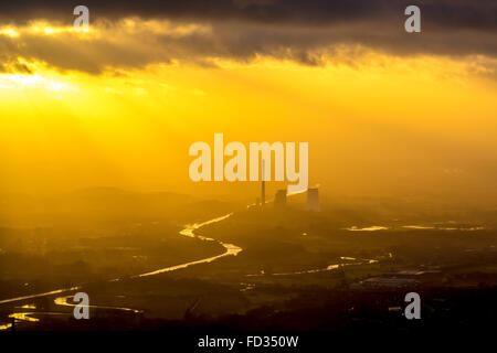 Vista aerea, STEAG Coal Fired power plant Bergkamen sul Canal Datteln-Hamm nella luce della sera, smog, haze, tempo nebbioso, Foto Stock