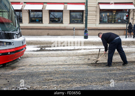 Il tram a Smetanovo Nabrezi intorno al Café Slavia Praga, Repubblica Ceca Foto Stock