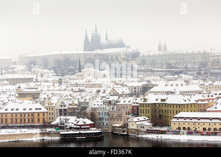 La magnifica vista del Castello di Praga e su Lesser a Praga in inverno, Repubblica Ceca, Europa Foto Stock