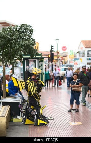 LA SERENA, Cile - 18 febbraio 2015: l'artista di strada in costume che si presentano come statua vivente sul Cienfuegos street in La Serena, Cile Foto Stock