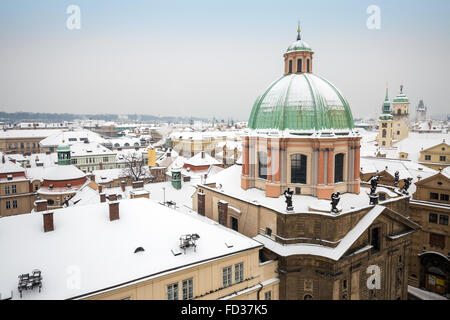 Neve tetti di Lesser Town Praga in inverno, Repubblica Ceca, Europa Foto Stock