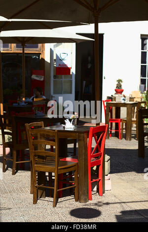 LA SERENA, Cile - 19 febbraio 2015: Outdoor tavoli e sedie nel patio coloniale Balmaceda sulla strada di La Serena, Cile Foto Stock