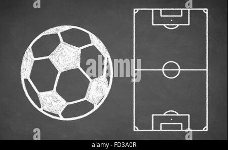 Pallone da calcio e schema tattico sulla lavagna. Foto Stock