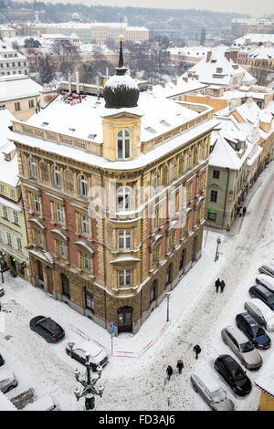 Storico case medievali su un angolo di strada Misenska e Piazza Drazickeho, quartiere Ponte Carlo a Praga, Repubblica Ceca Foto Stock