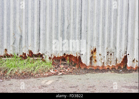 Parte di un metallo arrugginito parete come uno sfondo Foto Stock