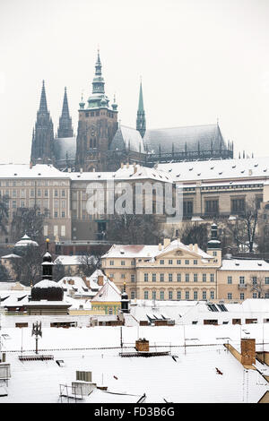 La magnifica vista del Castello di Praga e su Lesser a Praga in inverno, Repubblica Ceca, Europa Foto Stock