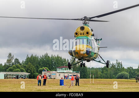 L'elicottero aperto campionato sport della Repubblica di Bielorussia 'Gorovets cup' - 2015. Esercizio - volo sulla precisione. Foto Stock