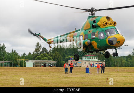 L'elicottero aperto campionato sport della Repubblica di Bielorussia 'Gorovets cup' - 2015. Esercizio - volo sulla precisione. Foto Stock