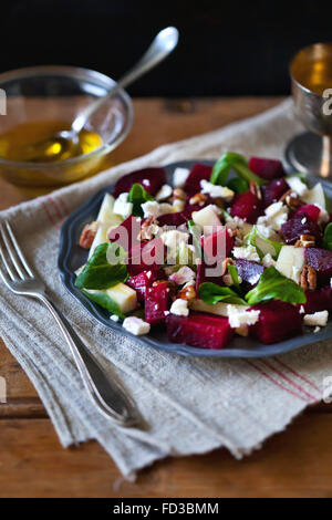 Barbabietola, pera e il formaggio Feta insalata su una piastra per il pranzo Foto Stock