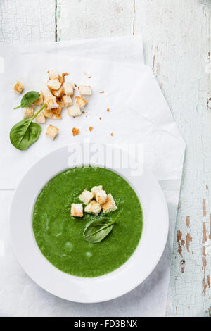 Gli spinaci zuppa di broccoli con crostini nella ciotola bianco Foto Stock