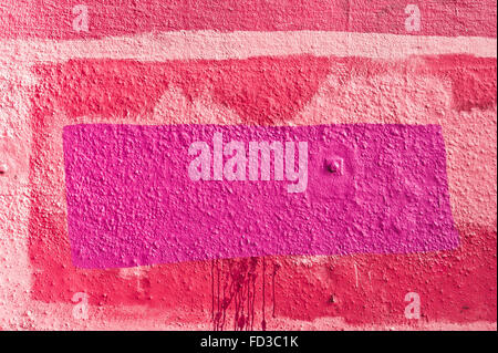 Parte di un muro di pietra con colorati contrassegni di vernice Foto Stock