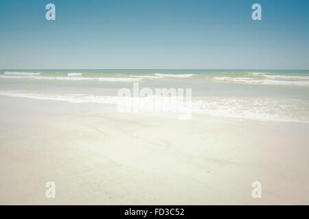 Un vuoto di ampio angolo di visualizzazione orizzontale di un'idilliaca spiaggia di sabbia bianca con delicata surf e una blu seascape e sky high-concetto chiave Foto Stock