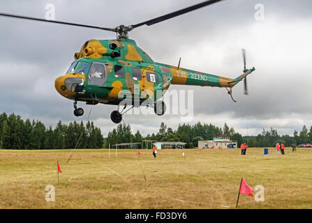 L'elicottero aperto campionato sport della Repubblica di Bielorussia 'Gorovets cup' - 2015. Esercizio - volo sulla precisione. Foto Stock