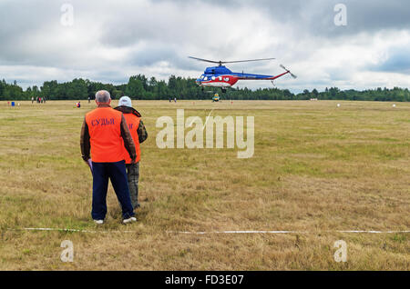 L'elicottero aperto campionato sport della Repubblica di Bielorussia 'Gorovets cup' - 2015. Esercizio - volo sulla precisione. Foto Stock