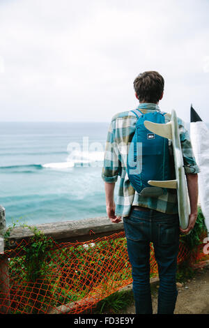Un giovane uomo esplora Big Sur, California.