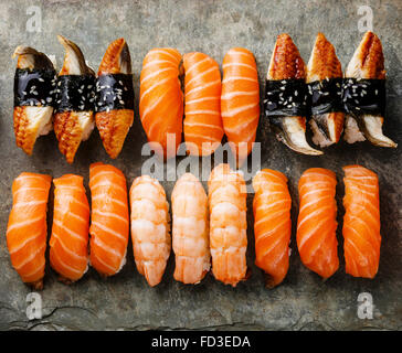 Set di sushi servita sulla pietra grigia sullo sfondo di ardesia Foto Stock