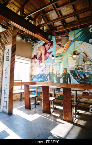 L'interno delle indie locali coffee shop in Santa Monica, California. Foto Stock