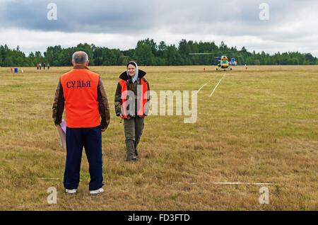 L'elicottero aperto campionato sport della Repubblica di Bielorussia 'Gorovets cup' - 2015. Esercizio - volo sulla precisione. Foto Stock