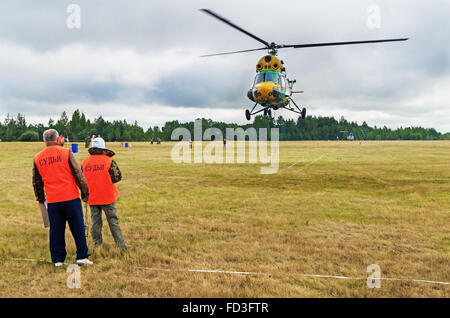 L'elicottero aperto campionato sport della Repubblica di Bielorussia 'Gorovets cup' - 2015. Esercizio - volo sulla precisione. Foto Stock